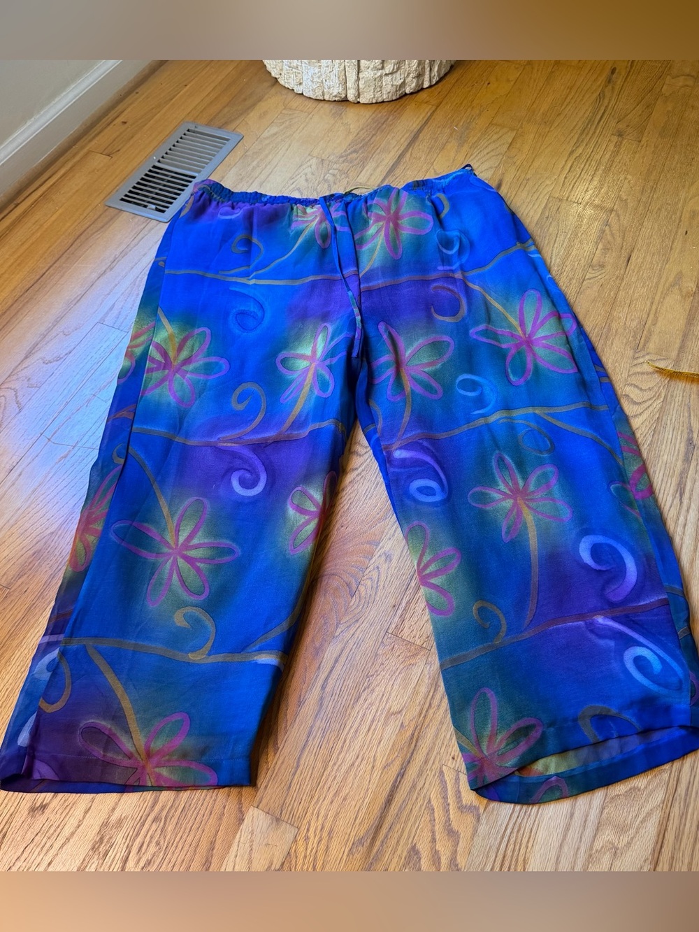 Whimsical cropped pants Bright blue with flowers